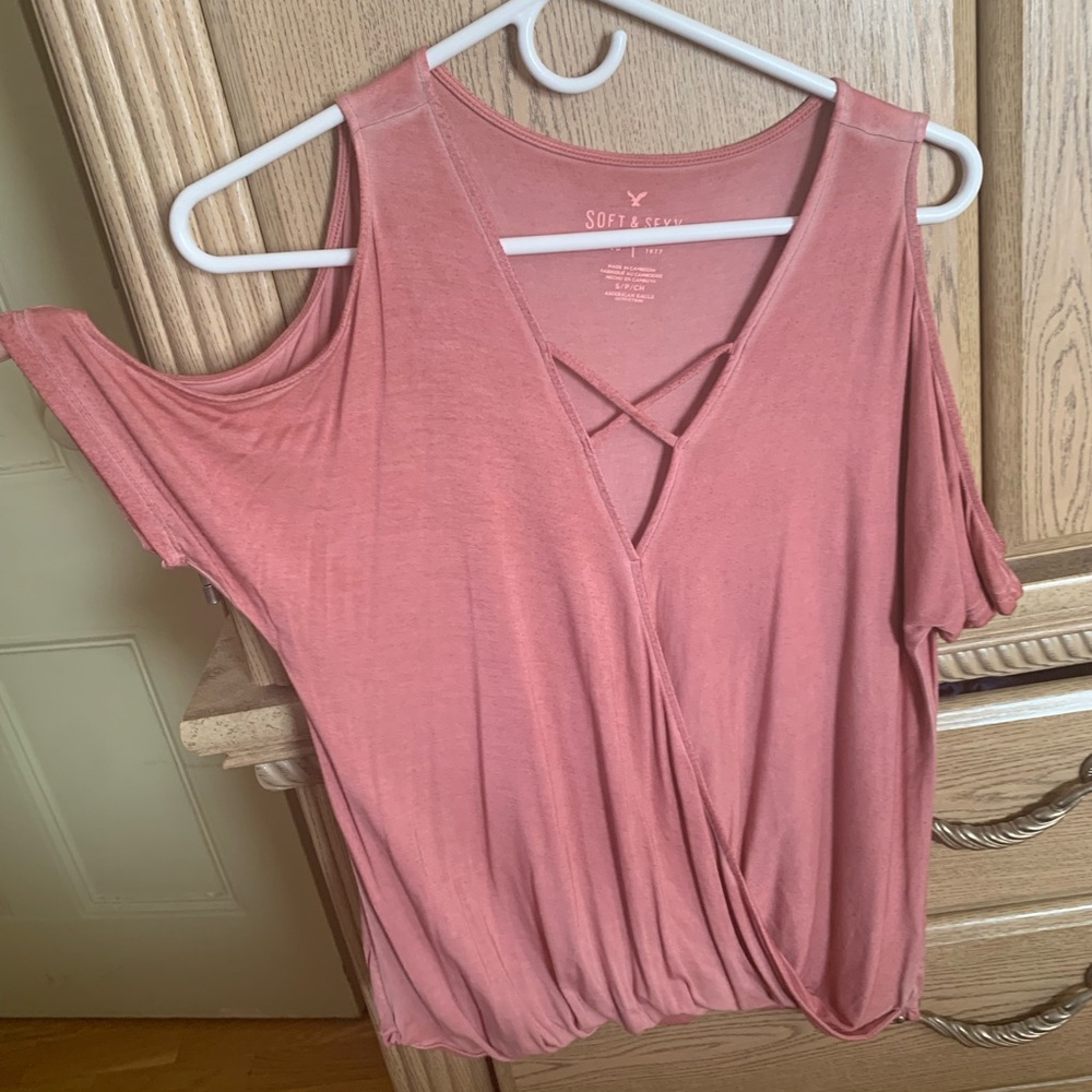 AEO Soft & Sexy Cold Shoulder Top Small in Pink